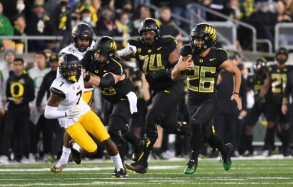 Dye gets blocks_Oregon Football Twitter.jpg