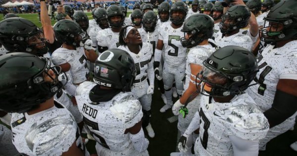 Verone leading Huddle_Oregon Football Twitter.jpg