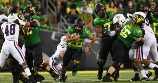 Travis Dye_Eric Evans Oregon Football Twitter (3).jpg