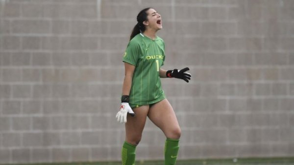 Goalkeeper Leah Freeman of 2021 with shutout record_GoDucks.com.jpg