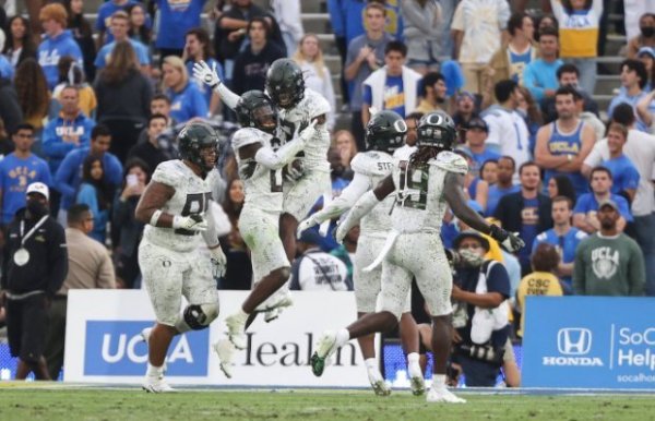 Team Celebration to DJ James pick_Oregon Football Twitter.jpg