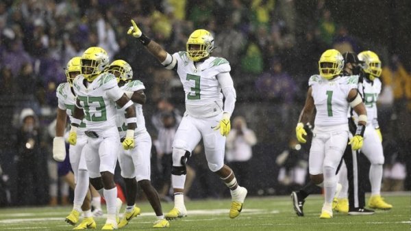 Smaller Defense Stops_Oregon Football Twitter.jpg