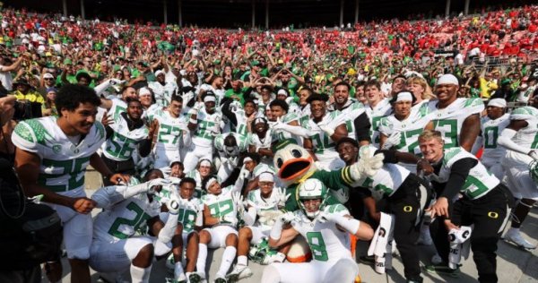 Ducks celebrate_Oregon Athletics Twitter.jpg