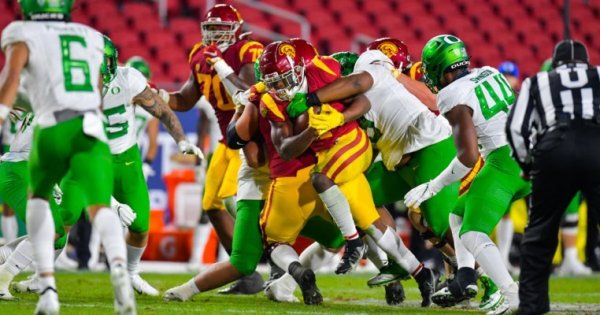 Stout Defense_John McGillen USC Athletics.jpg
