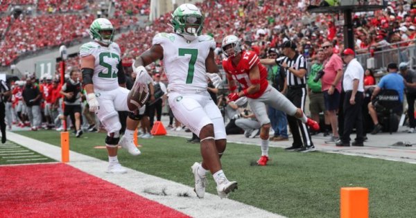 CJ Verdell scores_Oregon Football Twitter.jpg