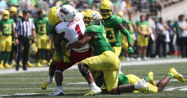 Justin Flowe_Eric Evans UO Athletics Twitter.jpg