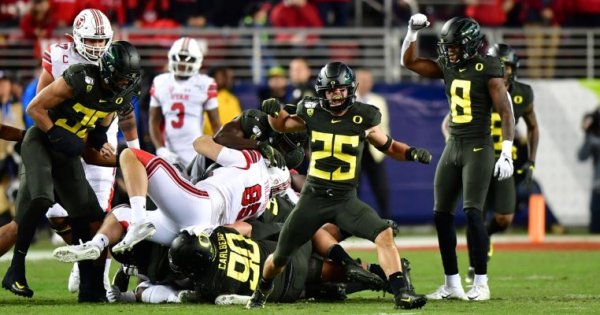 Brady Breeze makes 4th down stop in Pac 12 Championship_Tom Corno.jpg