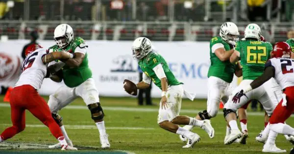 Mariota in 2014 Pac12 Championship_Gary Breedlove.jpg