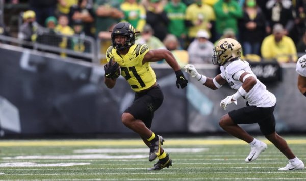 Byron Cardwell scores_Oregon Football Twitter.jpg