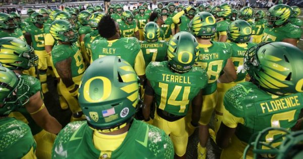 Huddle_Eric Evans of Oregon Football Twitter.jpg
