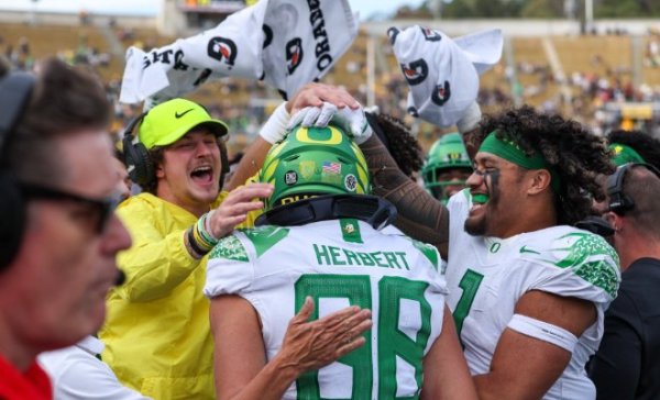 Patrick Herbert3_Eric Evans of Oregon Football Twitter - Copy.jpg