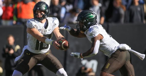 Bo Nix and Mesh_Harry Caston.jpg