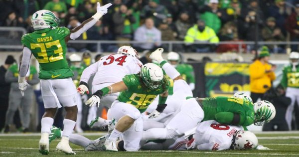 Fourth Down Stop_Eric Evans of Oregon Football Twitter.jpg