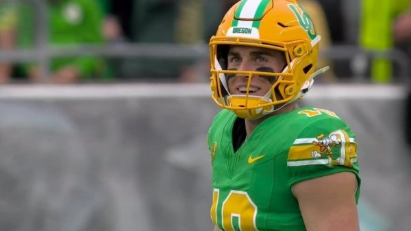 Bo does a pooch punt_Screenshot from ABC Sports Video.jpg
