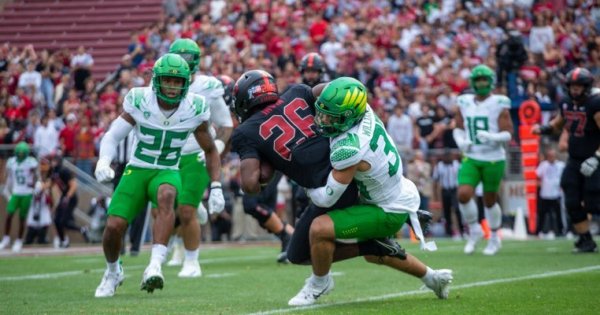Evan Williams tackle_Eric Evans of Oregon Football X Account.jpg