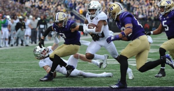 Jaylen Redd scores vs. Huskies_Tom Corno.jpg
