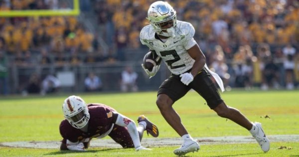 Gary Bryant_Eric Evans of Oregon Football.jpg