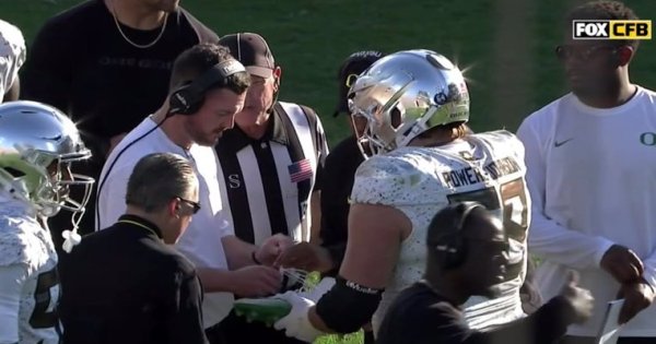 Lanning unties shoe_Fox Sports Video.jpg