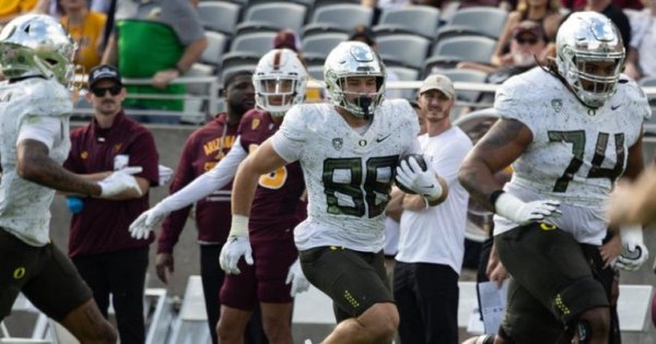 Steven Jones leading Patrick Herbert_Eric Evans of Oregon Football.jpg