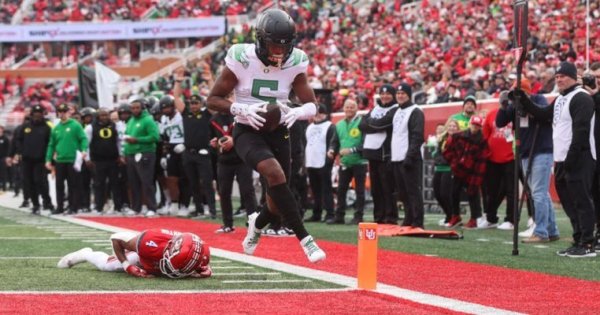 Traeshon Holden scores_Eric Evans of Oregon Football.jpg