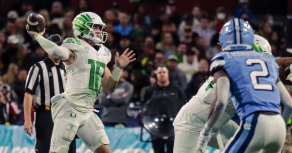 Bo Nix throwing_Mike Snow.jpg