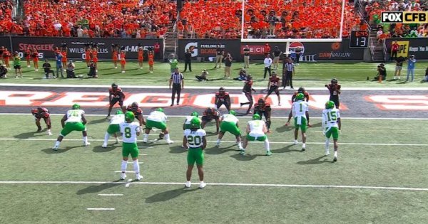 Behind the Oregon Offense_Screenshot from Fox Sports Video.jpg